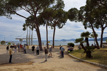 France, Alpes-Maritimes (06), Antibes,  Juan-les-Pins, joueurs de pétanque dans la pinède Gould sur le site de Jazz à Juan
