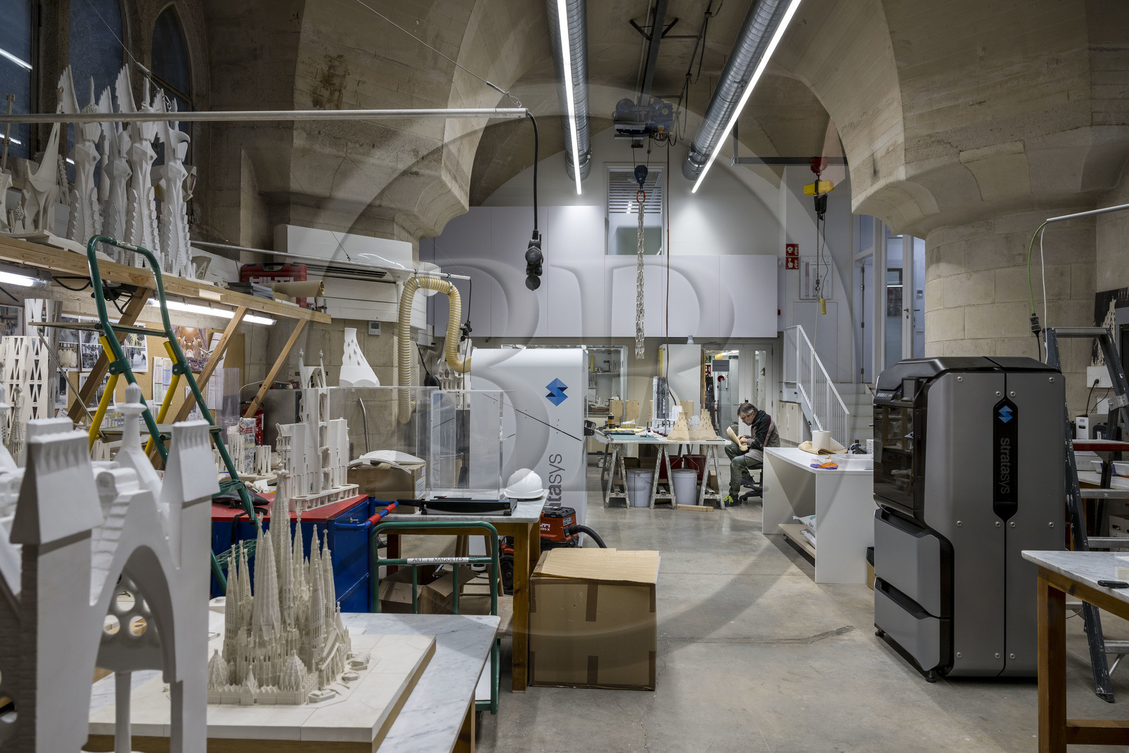 Espagne, Catalogne, Barcelone, quartier de l'Eixample, basilique de la Sagrada Familia de l'architecte du modernisme catalan Antoni Gaudi classée Patrimoine Mondial de l'UNESCO, l'atelier maquettes, Ignasi Badia Nogués reconstitue la maquette fabriquée en 3D de la facade de l'abside orientée Nord Ouest