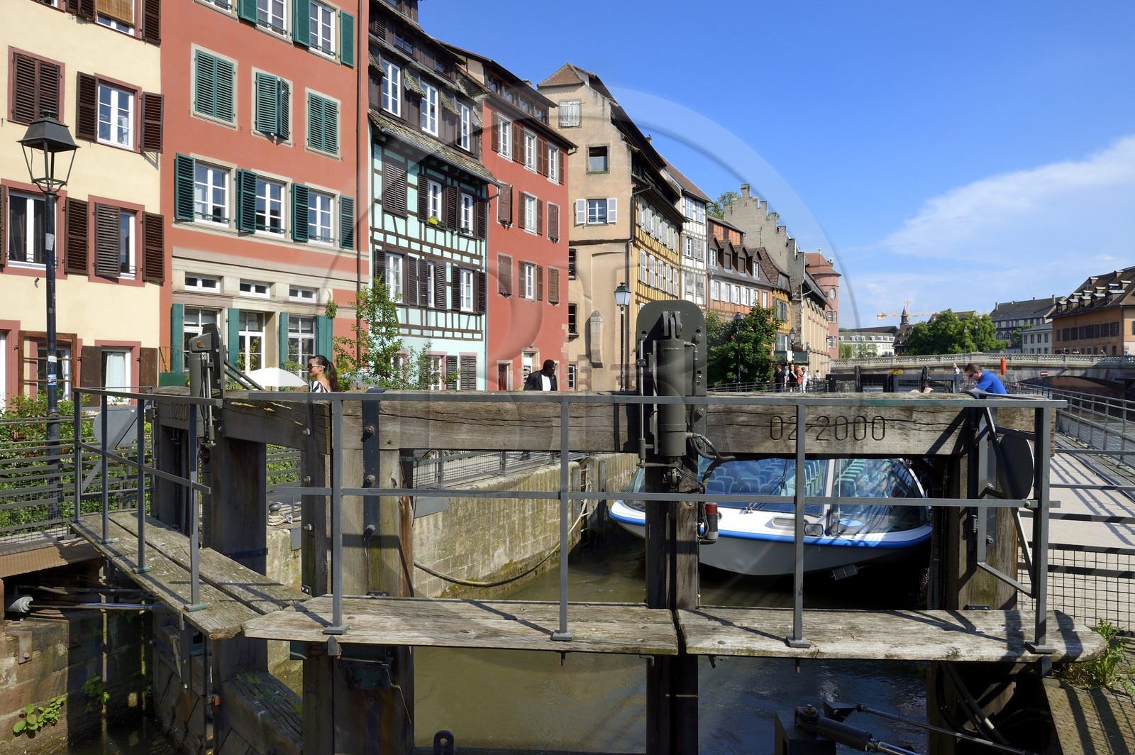 France, Bas-Rhin (67), Strasbourg, vieille ville classée au Patrimoine Mondial de l'UNESCO, quartier de la Petite France, bateau mouche à l'écluse sur l'Ill vers le quai des Moulins