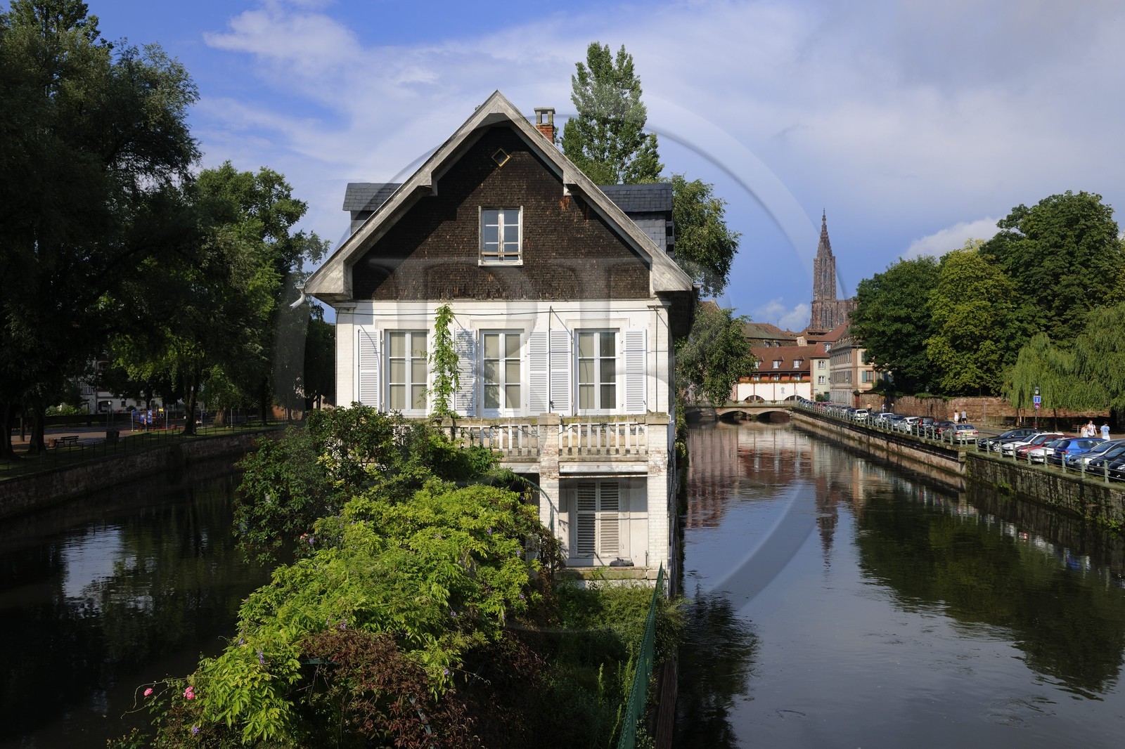 France, Bas-Rhin (67), Strasbourg, vieille ville classée au Patrimoine Mondial de l'UNESCO, quartier de la Petite France, maison sur la pointe du square des Moulins entre les bras de l'ill et cathédrale