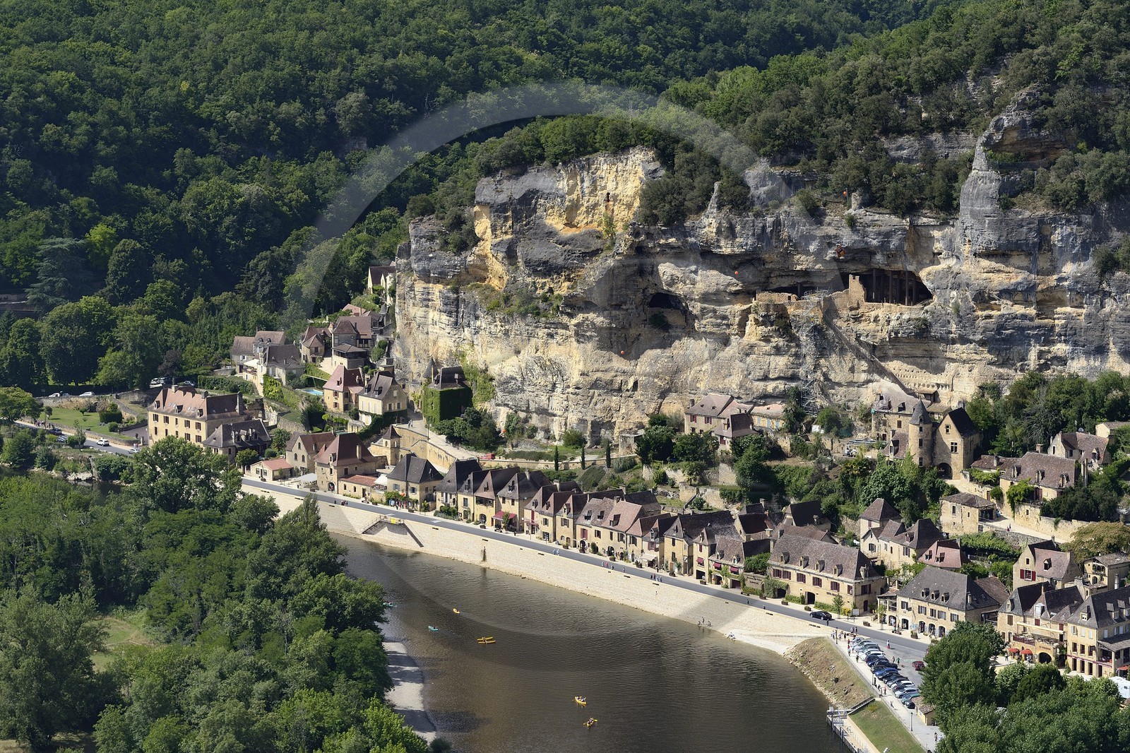 France, Dordogne (24), Périgord Noir, vallée de la Dordogne, La Roque-Gageac, labellisé Les Plus Beaux Villages de France, le village entre la falaise et la Dordogne (vue aérienne)