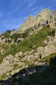 France, Corse-du-Sud (2A), Alta Rocca, Aiguilles de Bavella, randonneurs sur la variante alpine de l'étape du GR 20