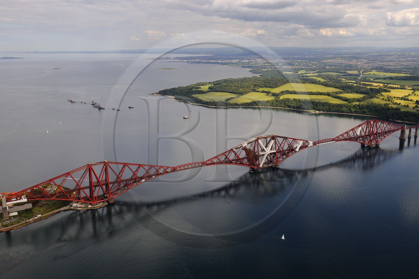 Royaume-Uni, Ecosse, Firth of Forth, Forth railway bridge (pont ferroviaire de Forth) et Edimbourg en arrière plan (vue aérienne)