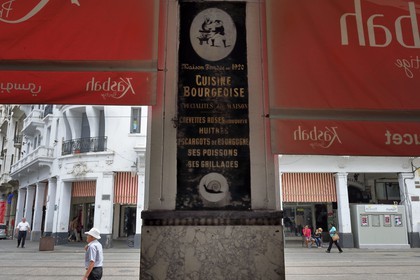 Maroc, Casablanca, Café restaurant Au Petit Poucet sur le boulevard Mohammed V que fréquentait l'aviateur Antoine de Saint Exupery