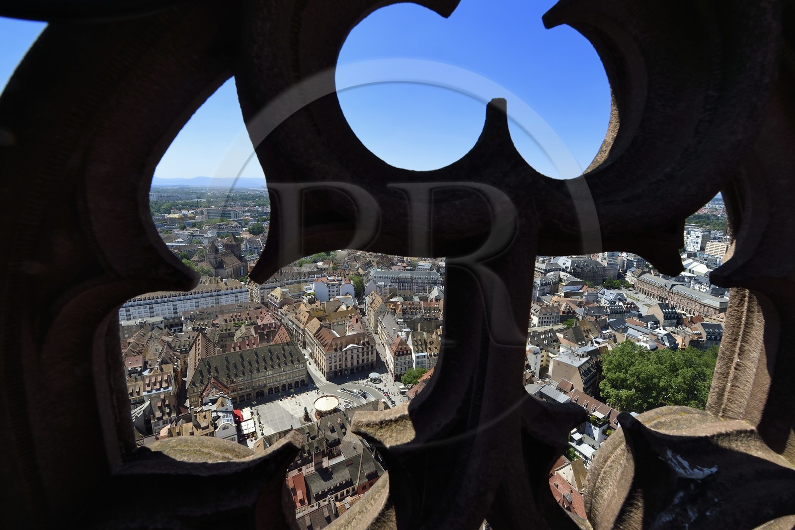 France, Bas-Rhin (67), Strasbourg, vieille ville classée au Patrimoine Mondial de l'UNESCO, la place Gutenberg vue depuis le sommet de la cathédrale Notre-Dame