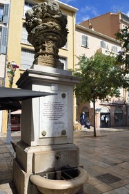 France, Var (83), Toulon, la Fontaine du Panier sur le Cours Lafayette avec une correspondance de Jean Cocteau