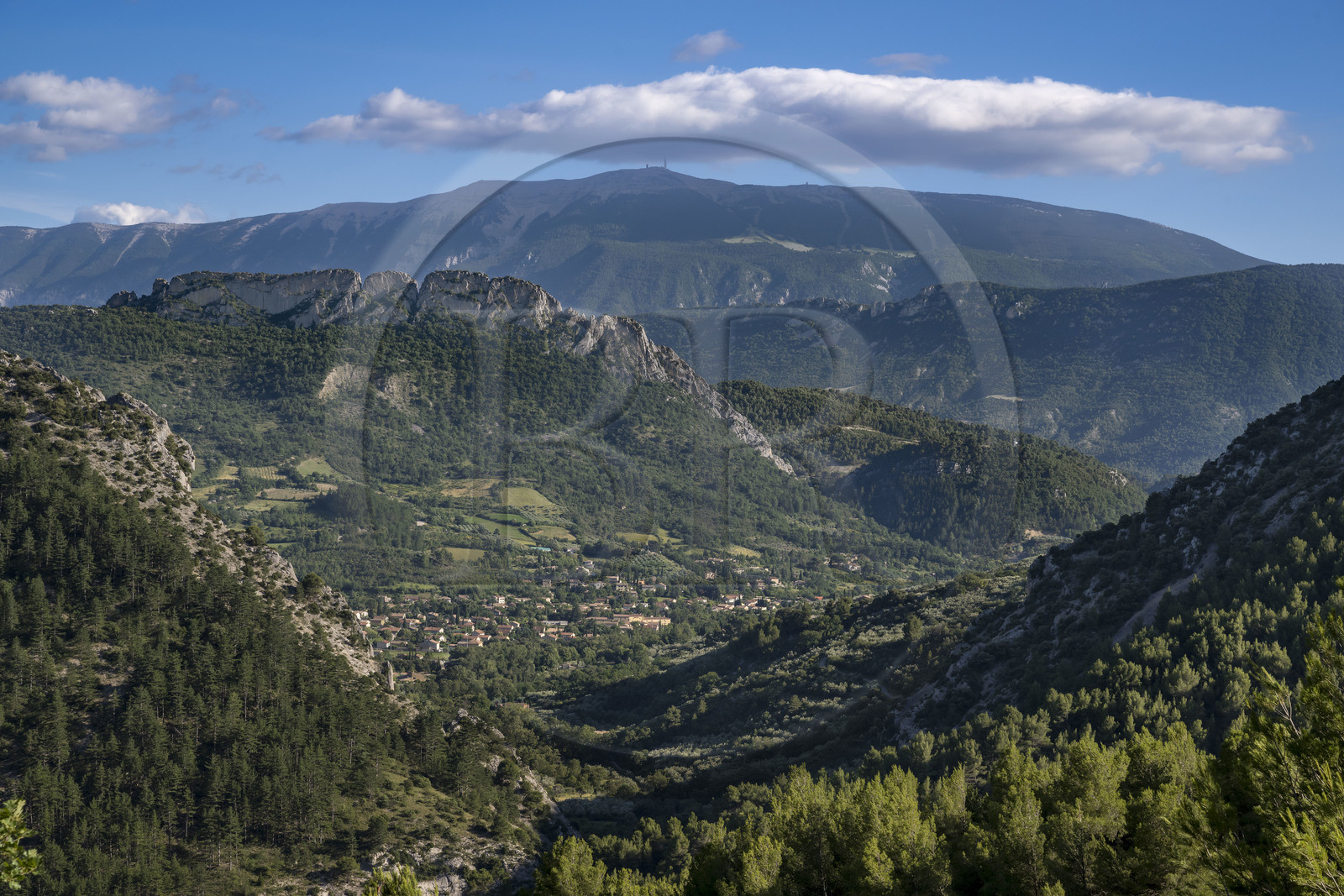 France, Drôme (26), parc naturel régional des Baronnies provençales, la grande lame de calcaire du Rocher de Saint-Julien au dessus de Buis-les-Baronnies, le Mont-Ventoux en arrière plan (vue aérienne)