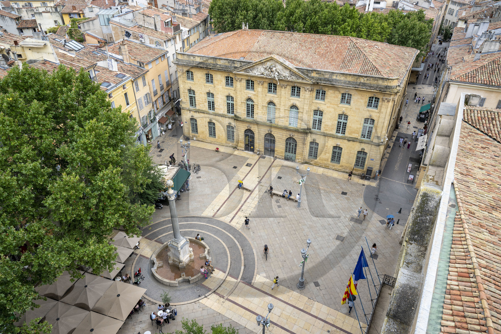 France, Bouches-du-Rhône (13), Aix en Provence, la Halle aux grains et la place de l'Hotel de Ville avec sa fontaine (vue aérienne)