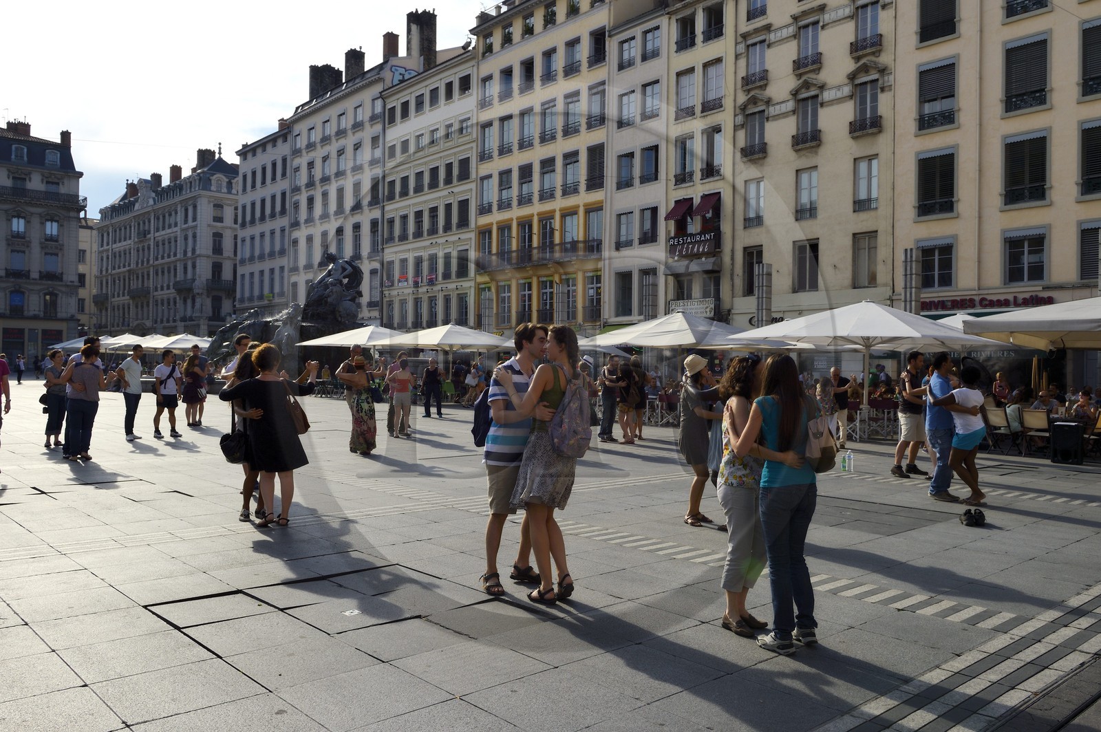 France, Rhône (69), Lyon, site historique classé Patrimoine Mondial de l'UNESCO, leçon de danse de Lyonbaila sur la Place des Terreaux et la Fontaine de Bartholdi