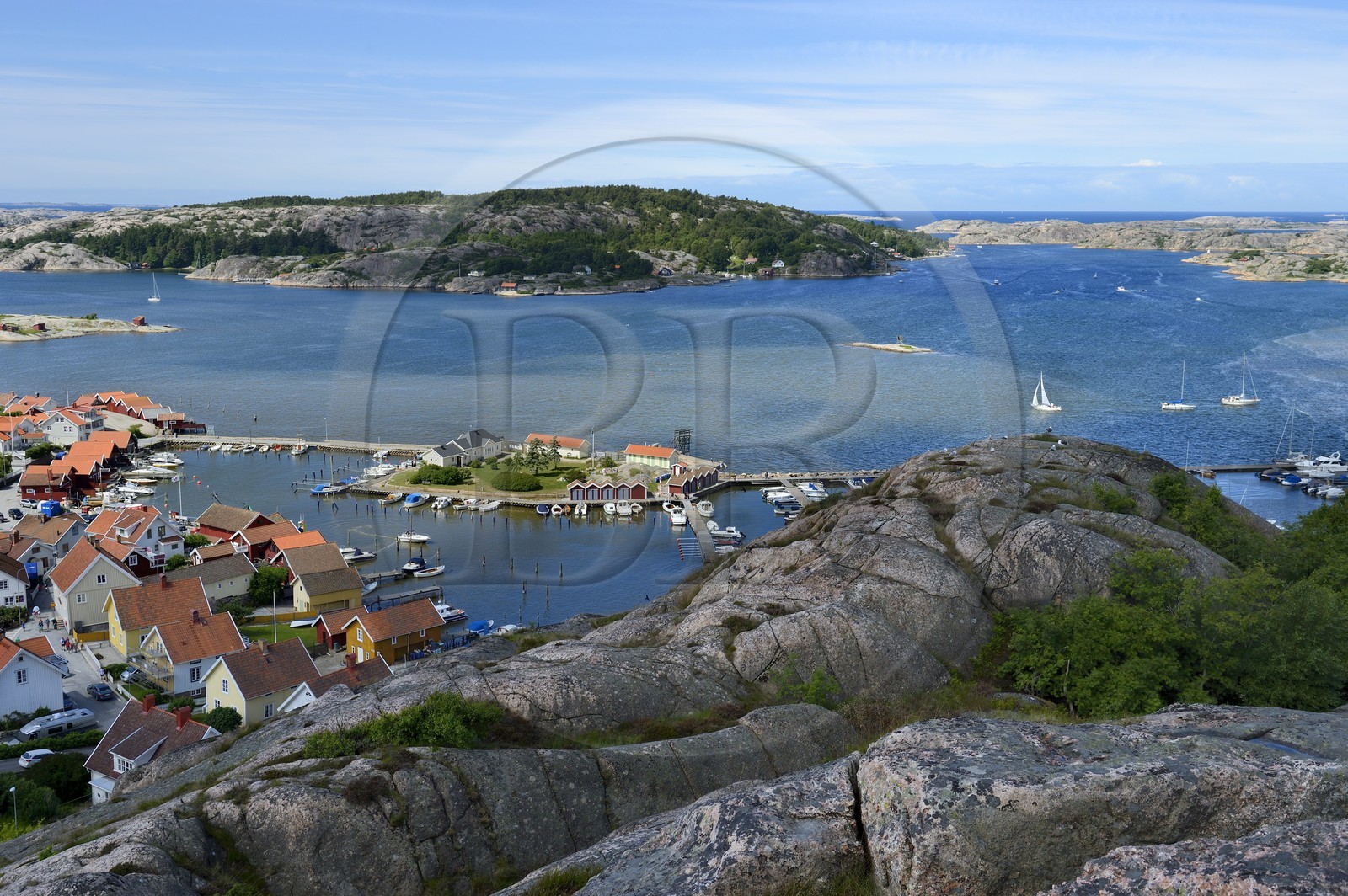 Sweden, Västra Götaland, Fjällbacka harbour, view from the top of the Vetterberget rock in the footsteps of Camilla Läckberg