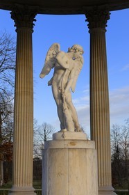 France, Yvelines (78), château de Versailles, classé Patrimoine Mondial de l'UNESCO, le domaine de Marie-Antoinette, jardin du Petit Trianon, le Temple de l'Amour, statue de Cupidon de Bouchardon intitulée L'Amour taillant son arc dans la massue d'Hercule