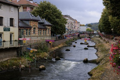 France, Vosges (88), Epinal, la Moselle traverse la ville et l’un de ses bras accueille le parcours de canoë-kayak, le Théatre-Lavoir de la rue des Petites Boucheries à gauche