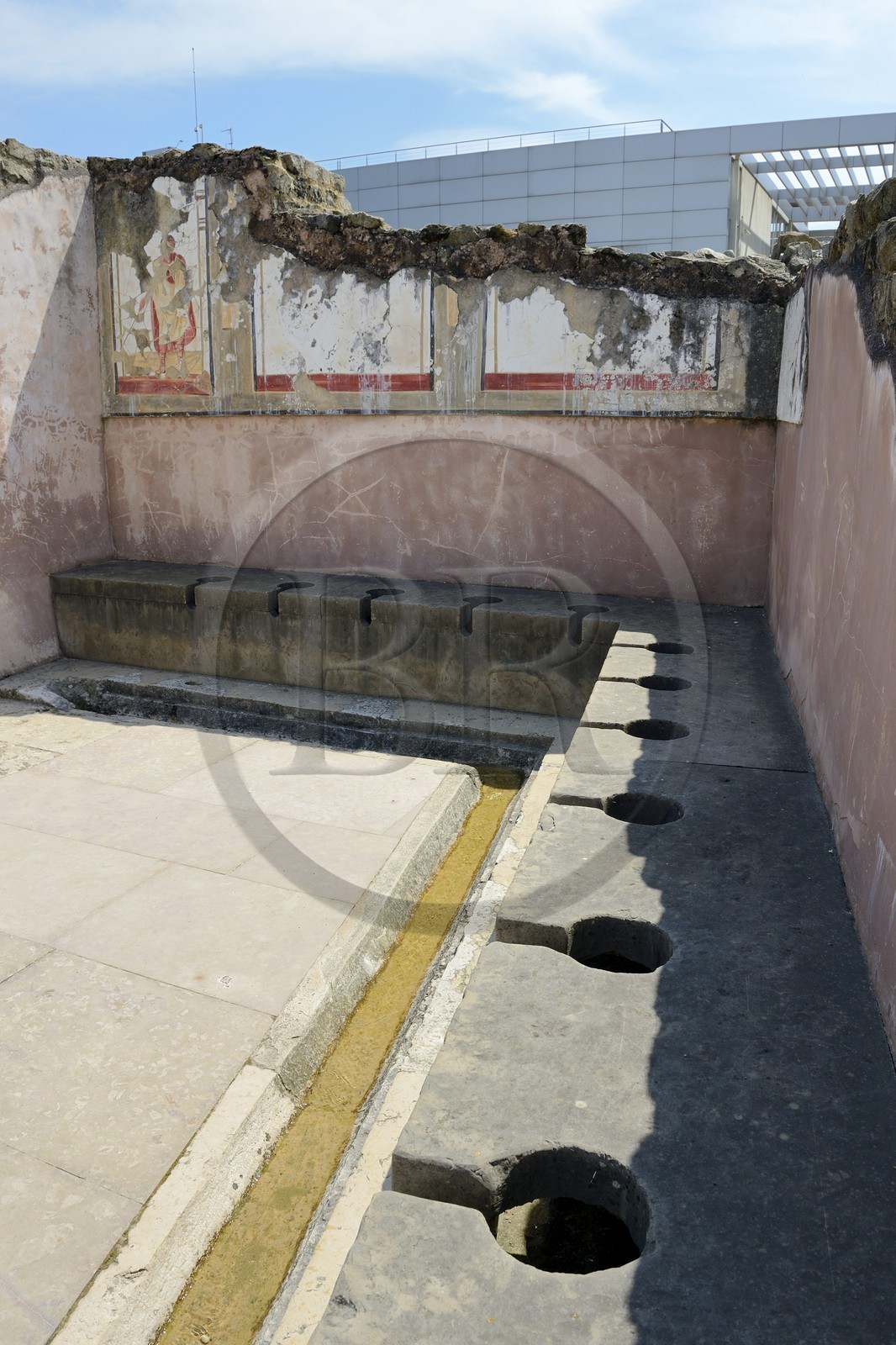 France, Rhône (69), Saint-Romain-en-Gal, le site archéologique du musée gallo-romain de Saint-Romain-en-Gal, latrines des thermes des Lutteurs