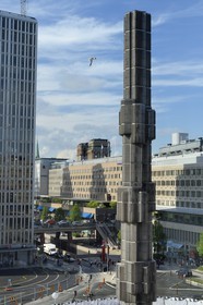 Sweden, Stockholm, the Kulturhuset (House of Culture) on Sergels Torg place and the Kristallvertikalaccent, 37 meters glass obelisk of sculptor Edvin Öhrström