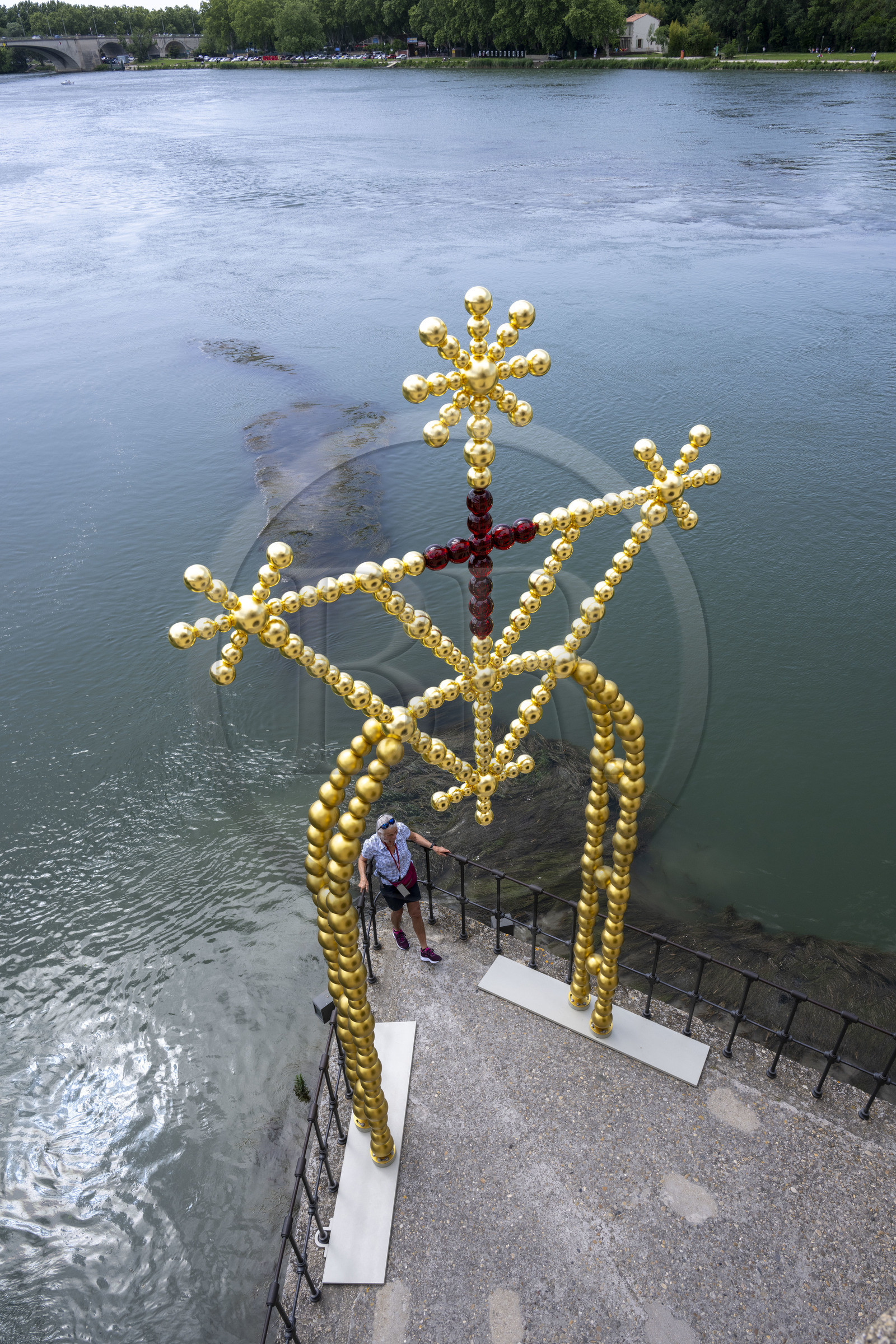 France, Vaucluse (84), Avignon, la structure de sept mètres de haut en perles d'or et de verre La Porte des Navigateurs de l'artiste Jean-Michel Othoniel sur le Pont d’Avignon dans le cadre de l'exposition Les Fantômes de l’amour