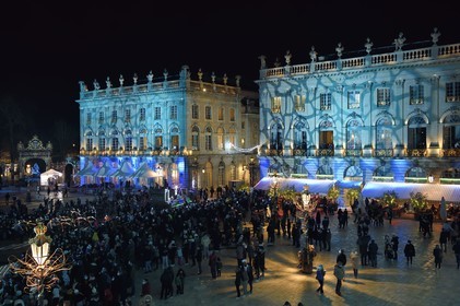 France, Meurthe-et-Moselle (54), Nancy, place Stanislas (ancienne Place Royale) lors du défilé de la Saint-Nicolas, classée Patrimoine Mondial de l'UNESCO, l'Opera National de Lorraine et le Grand Hotel de la Reine