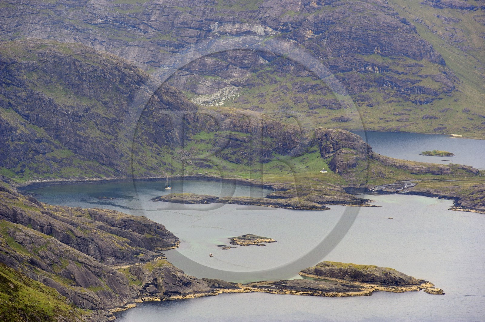 Royaume-Uni, Ecosse, Highland, Hébrides intérieures, Ile de Skye, bateau au mouillage dans le Loch na Cuilce au pied des montagnes Cuillins (vue aérienne)