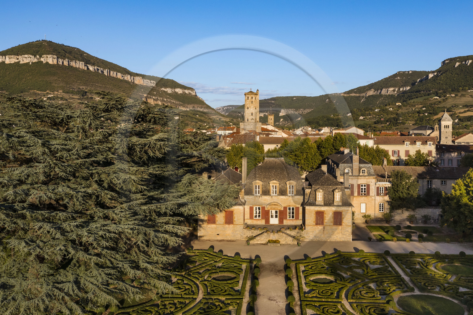 France, Aveyron (12), l'Hotel particulier de Sambucy De Sorgues et ses jardins à la française, le beffroi dans le coeur de ville et le Puncho d'Agast en arrière plan, un cèdre de l'Atlas (Cedrus atlantica), de 180 ans sur la gauche (vue aérienne)