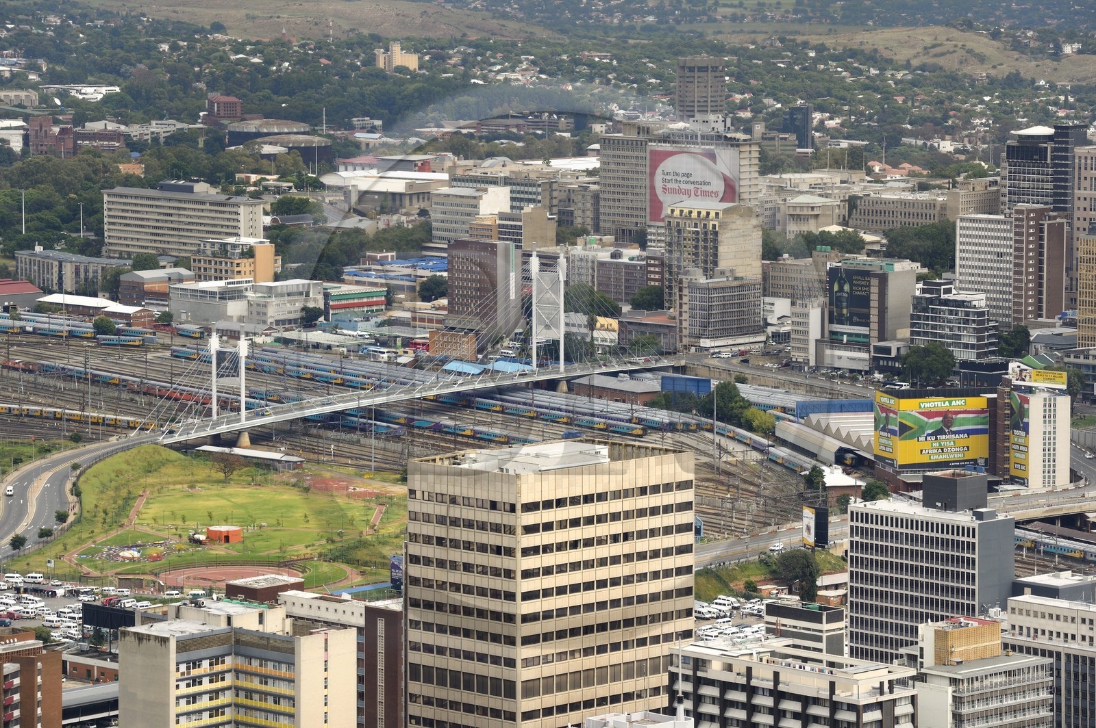 Afrique du Sud, province de Gauteng, Johannesburg, CBD (Central Business District), vue du centre ville depuis la tour du Carlton Center, le Pont Nelson Mandela et le quartier de Braamfontein en arrière plan