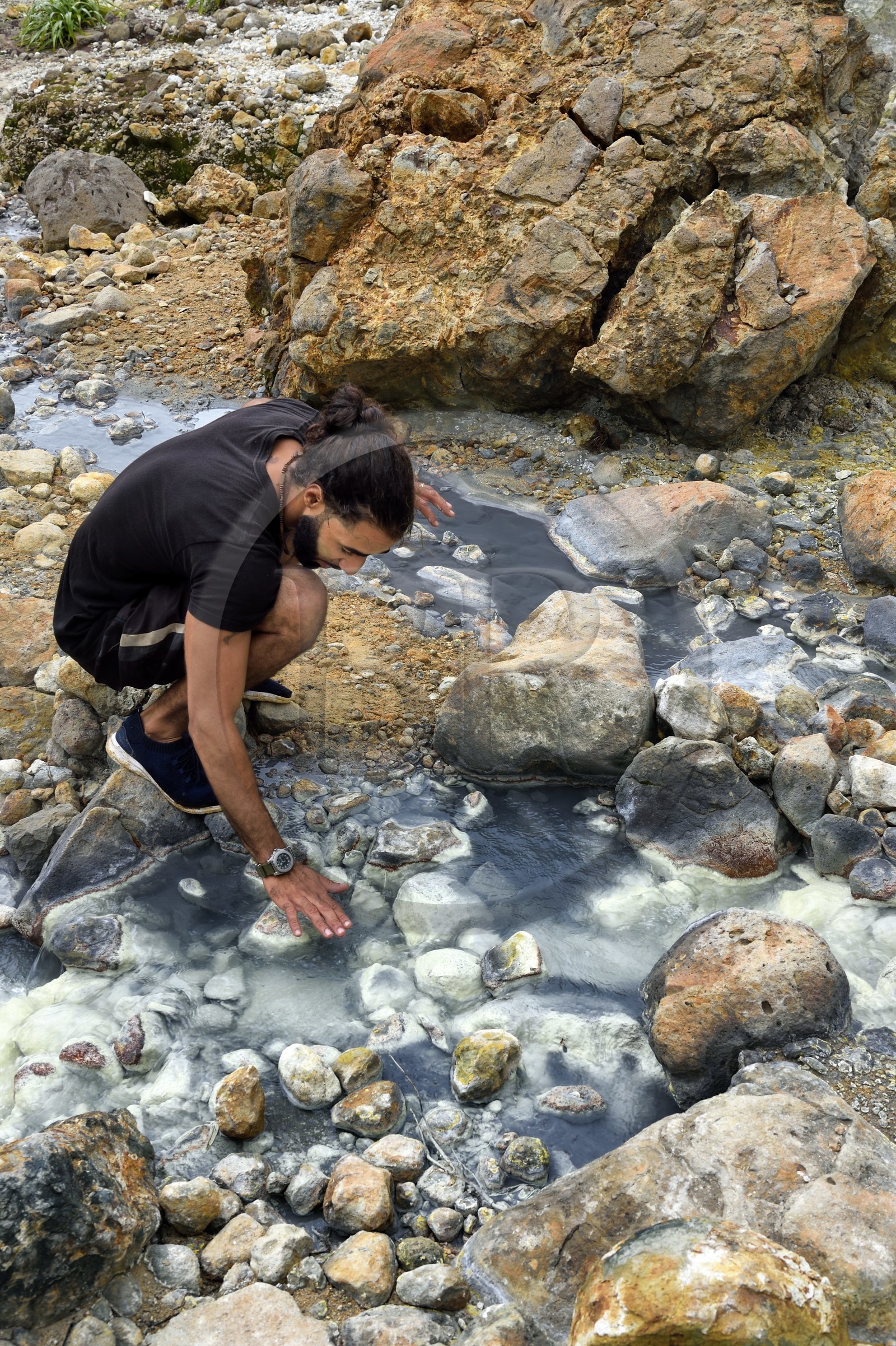 Caraïbes, Ile de la Dominique, Castle Bruce, Parc national du Morne Trois Pitons classé Patrimoine Mondial de l'UNESCO, la Vallée de la Désolation, rivière aux sources d'eau chaude dont la couleur unique est due à la présence de calcium, de carbone, de soufre et de fer, randonneur sur le sentier menant au Boiling Lake