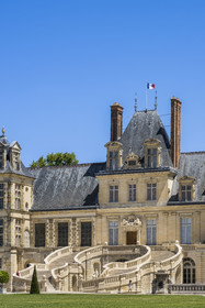 France, Seine-et-Marne (77), Fontainebleau, chateau de Fontainebleau, classé Patrimoine Mondial par l'UNESCO, Cour du Cheval blanc, escalier du Fer-à-cheval réalisé en 1550 par Philibert Delorme puis refait entre 1632 et 1634 par Jean Androuet du Cerceau, il est composé de deux monumentales volées chantournées parallèles de 46 marches