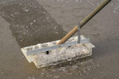 France, Charente-Maritime (17), Ile d'Oléron, Saint-Georges-d'Oléron, cueillette artisanale de la fleur de sel avec une lousse à fleur par le saunier Samuel Barbereau