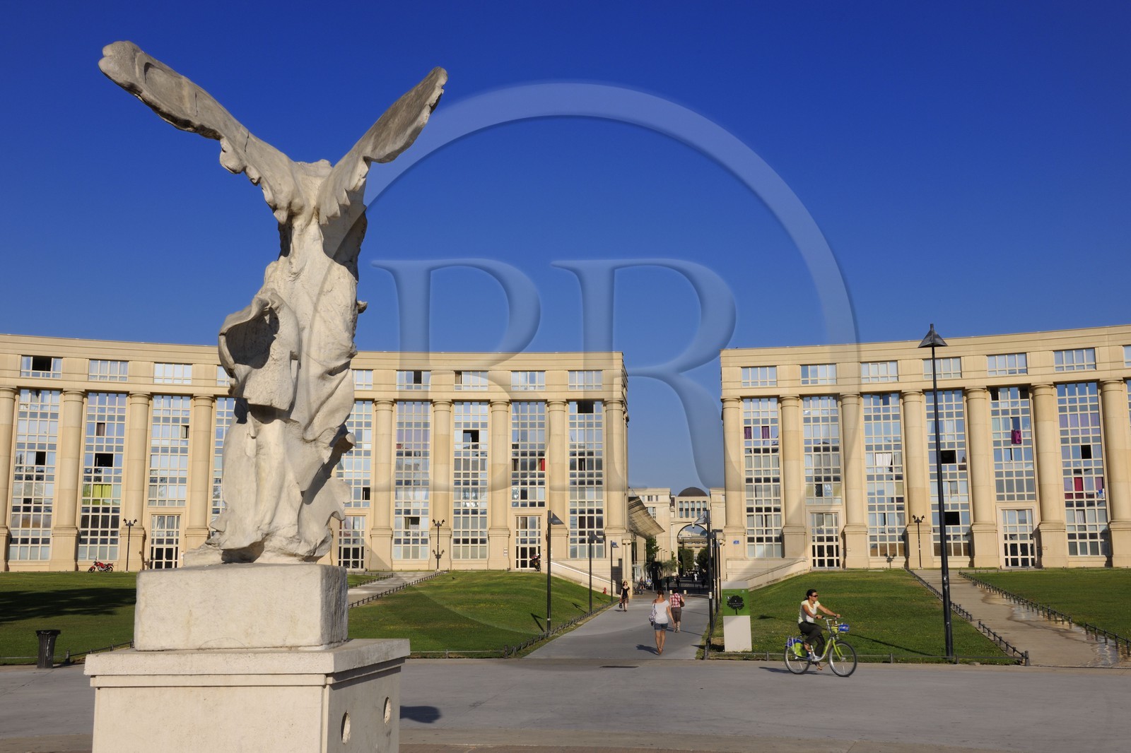 France, Hérault (34), Montpellier, quartier Antigone, Esplanade de l' Europe de l' architecte Ricardo Bofill et la réplique de la Victoire de Samothrace