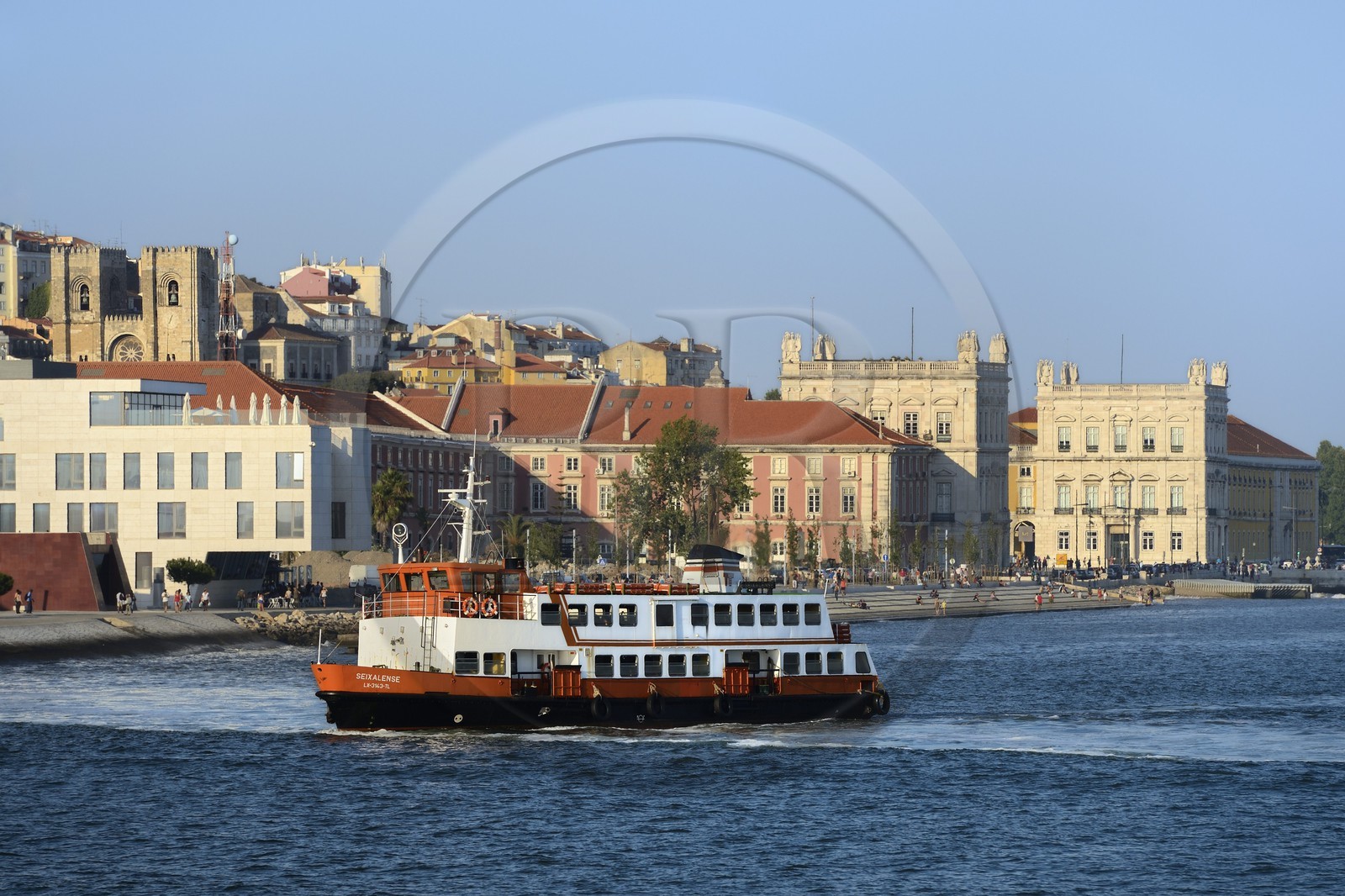 Portugal, Lisbonne, ferry sur le fleuve Tage (Rio Tejo) et le centre historique en arrière-plan