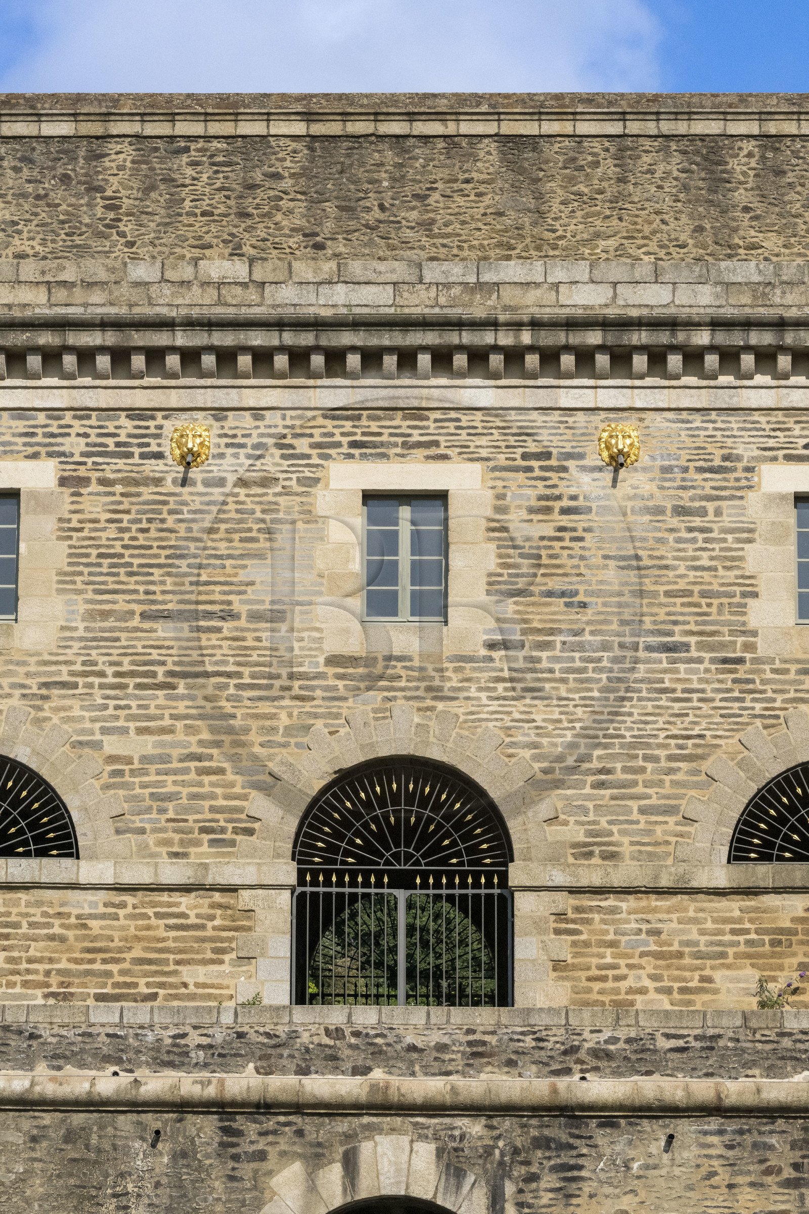 France, Finistère (29), Brest, l'arsenal, le port militaire est une base navale de la Marine nationale, le batiment aux Lions dans l’anse de Pontaniou,  pont-digue à quatre niveaux