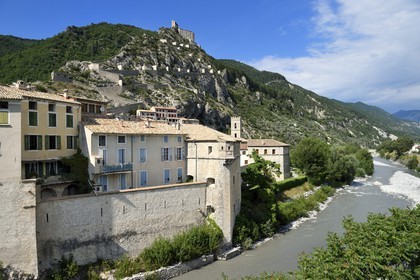 France, Alpes-de-Haute-Provence (04), cité médiévale d'Entrevaux dominée par sa citadelle et fortifiée par Vauban, bordée par le fleuve Var