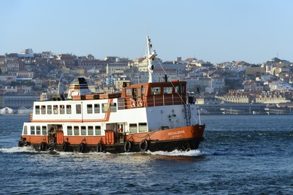 Portugal, Lisbonne, ferry sur le fleuve Tage (Rio Tejo) et le centre historique en arrière-plan