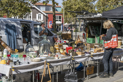 France, Charente-Maritime (17), La Rochelle, petit marché brocante de la place du Commandant de la Motte Rouge