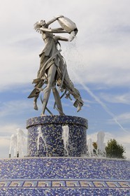 France, Vosges (88), Station thermale de Contrexéville, Les Verseuses réalisées par le sculpteur Guillaume ROCHE ornent le giratoire de l’avenue Division Leclerc