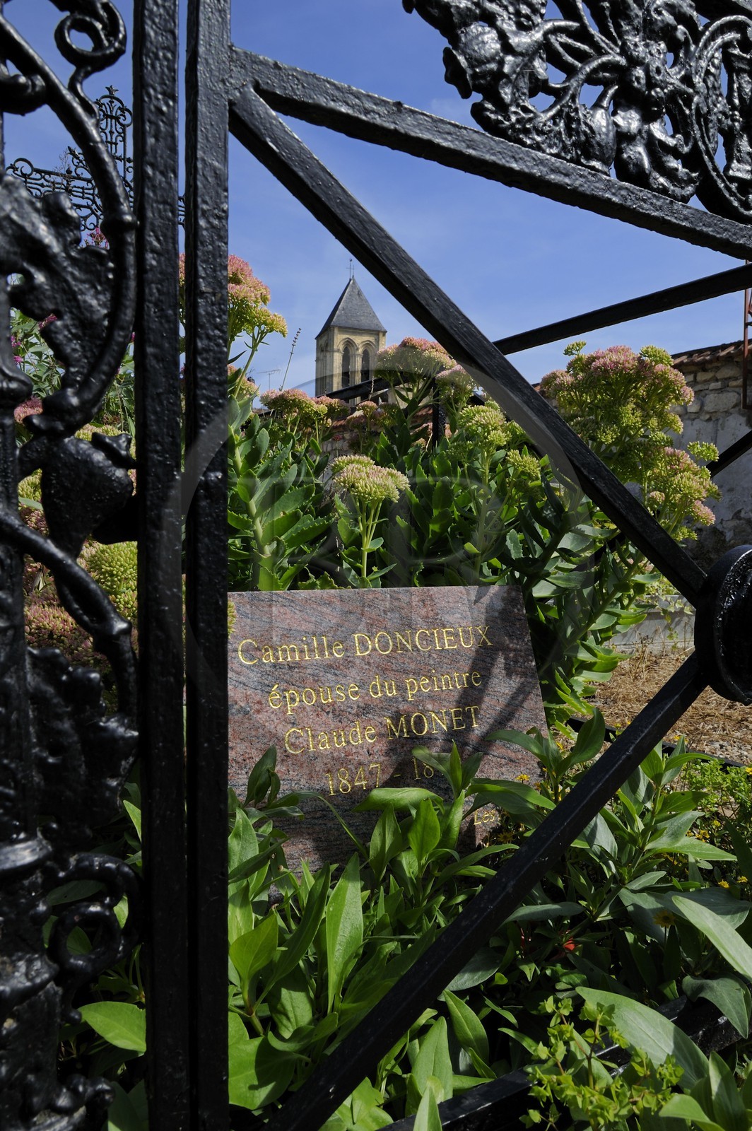 France, Val-d'Oise (95), Vétheuil, tombe de Camille Doncieux épouse de Claude Monet et l'église Notre Dame