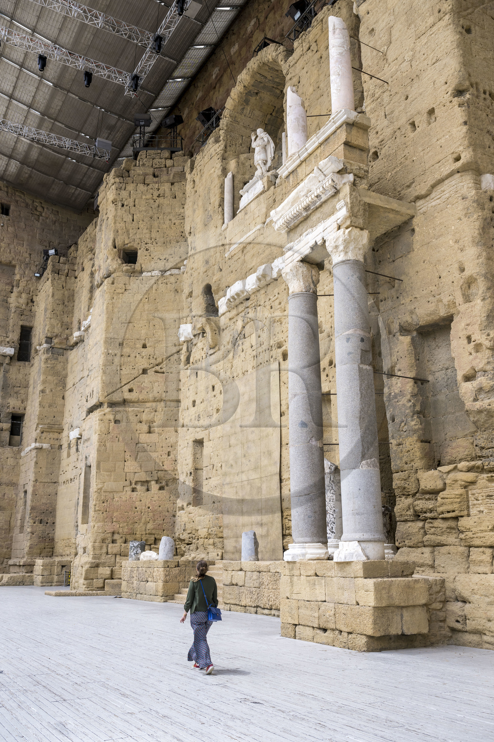 France, Vaucluse (84), Orange, le théatre antique classé Patrimoine Mondial de l'UNESCO, construit sous le règne d'Auguste au Ier siècle, la niche du mur de scène abrite une statue colossale dite de l'empereur Auguste de 3,50 m de haut dont la tête n'est pas d'origine