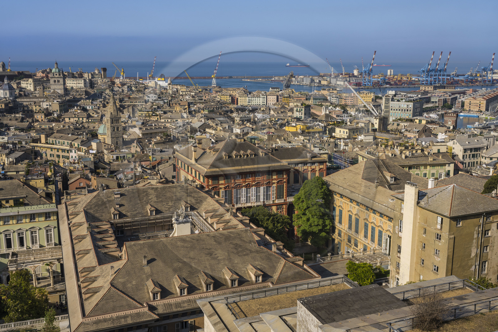Italie, Ligurie, Gênes, palais des Rolli classés Patrimoine Mondial de l'UNESCO dans la Strada Nuova aujourd’hui via Garibaldi au premier plan, le Porto Antico (Vieux Port) et le port de commerce en arrière plan, vu depuis le Belvédère du Castelletto