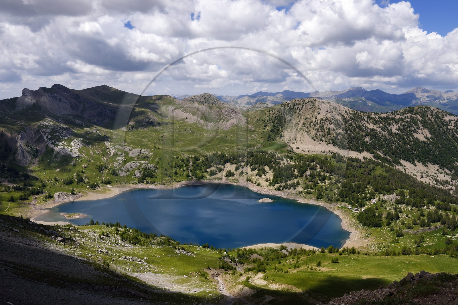 France, Alpes-de-Haute-Provence (04), Uvernet-Fours, parc national du Mercantour, vallée de l'Ubaye, sentier de randonnée du circuit des lacs du col de la Cayolle, le lac d'Allos et la vallée du Verdon en arrière plan