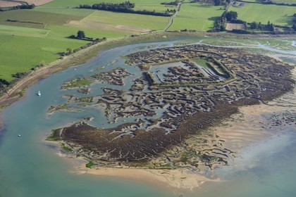 France, Ille-et-Vilaine (35), Saint-Suliac, vestiges d'un camp viking abandonné en 939, cité portuaire dénommée Gardaine avec enceinte fortifiée quadrangulaire (vue aérienne)