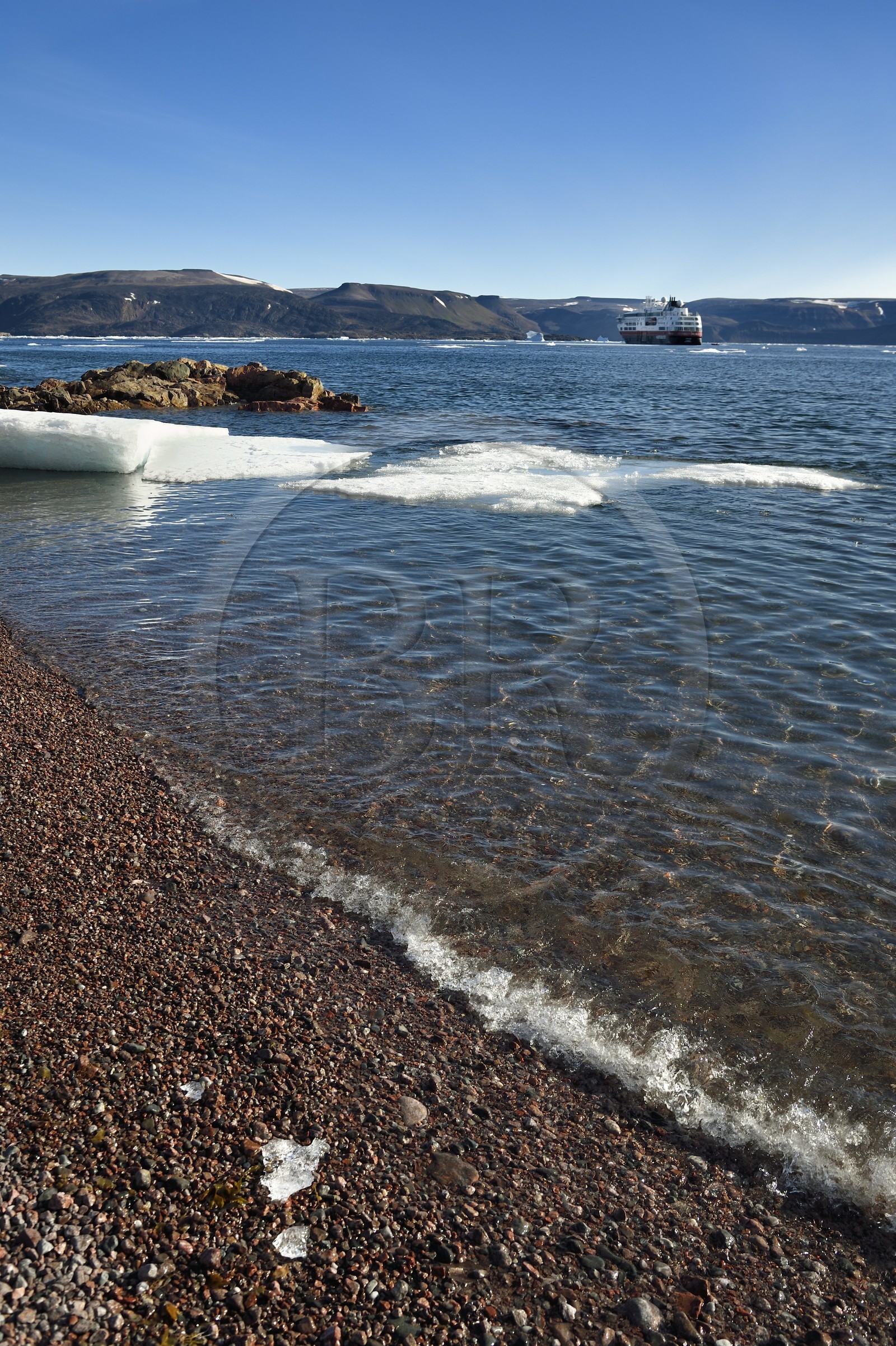Groenland, cote Nord-Ouest, Smith sound au nord de la baie de Baffin, Inglefield Land, site de Etah dans le Foulke fjord, campement inuit aujourd'hui abandonné qui servit de base à plusieurs expéditions polaires, petit icebeg sur la plage
