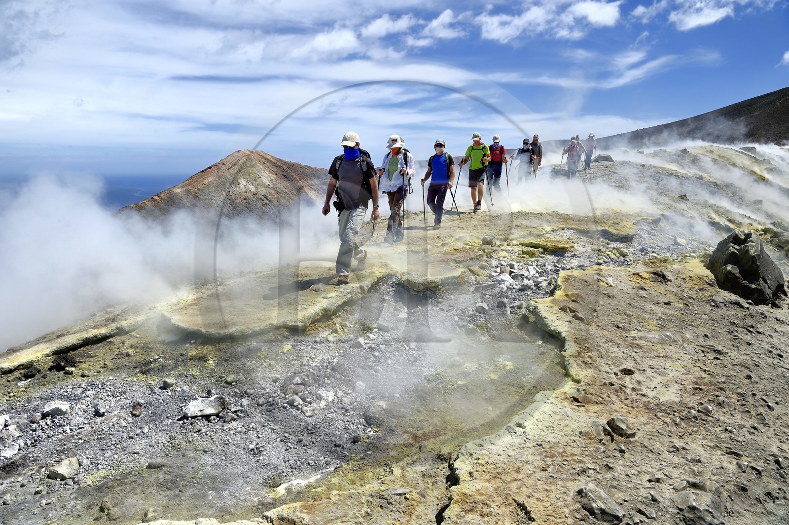 Italie, Sicile, iles Eoliennes, classées Patrimoine Mondial de l'UNESCO, ile de Vulcano, randonneurs dans l'ascension du cratère du volcan della Fossa à travers les fumerolles soufrées