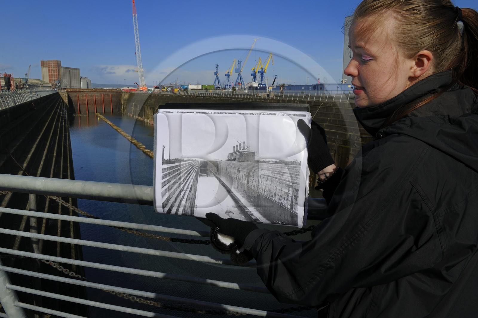 Royaume-Uni, Irlande du Nord, Belfast, Queen's Island, Thompson Dry Dock, la cale sèche de lancement du Titanic et de l'Olympic, une guide nous présentant le Titanic sur place en 1912
