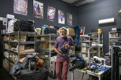 France, Côte-d'Or (21), Beaune, Atelier du cinéma Claude Lelouch, ce lieu accueille chaque année depuis 2016 douze apprentis réalisateurs sélectionnés sur concours, Rémi Bergman, directeur du site et chef de production des films de Claude Lelouch, tenant la camera utilisée pour le film Itinéraire d'un enfant gaté (1988)