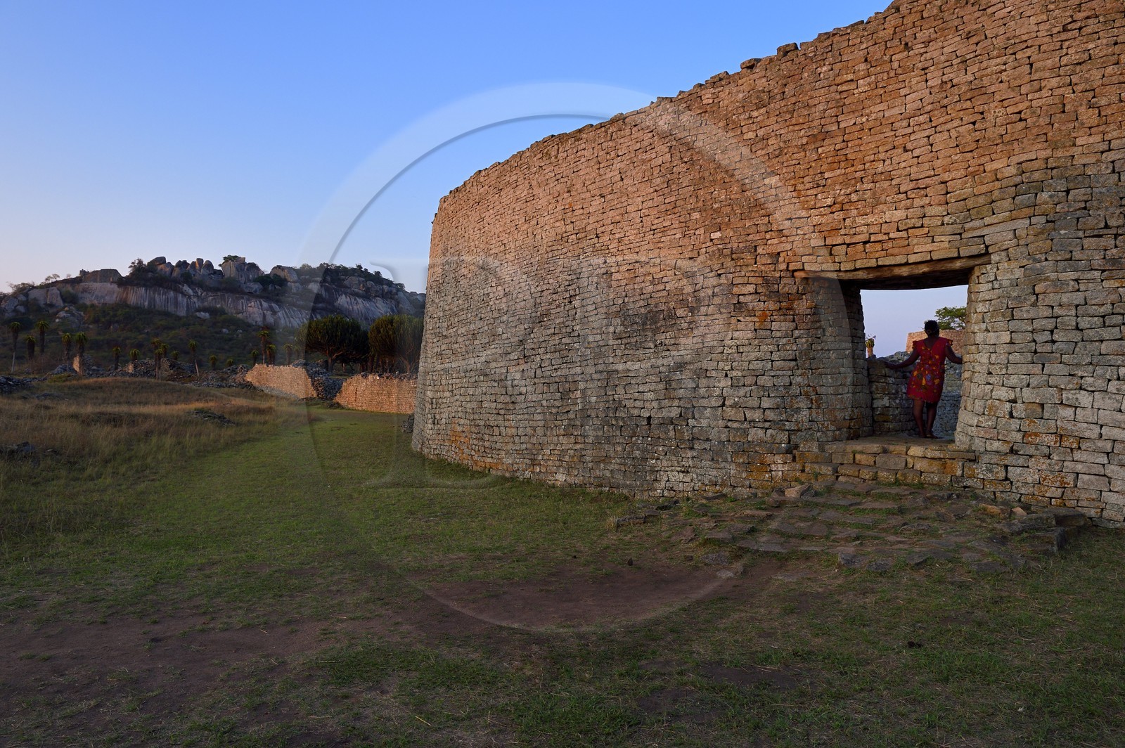 Zimbabwe, province de Masvingo, les ruines du site archéologique du Grand Zimbabwe, classé Patrimoine Mondial de l'UNESCO, Xème au XVème siècle, porte ouest du mur extérieur du Grand Enclos