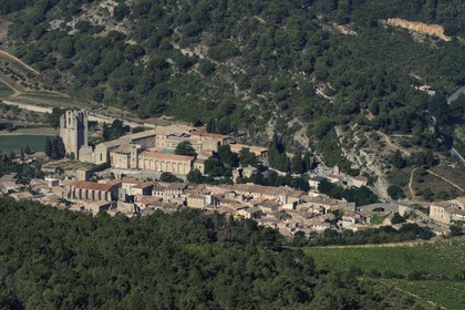 France, Aude (11), village de Lagrasse, labellisé Les Plus Beaux Villages de France, abbaye Sainte-Marie de Lagrasse (vue aérienne)