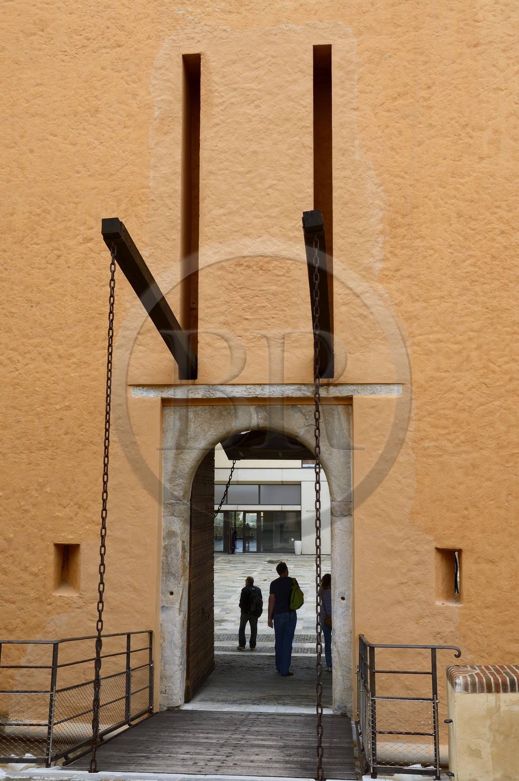 France, Haute-Corse (2B), Bastia, la Citadelle quartier de Terra-Nova, l'ancien palais des gouverneurs génois qui héberge le Musée d'Histoire de Bastia, entrée principale par l'ancien pont-levis sur la place du Donjon