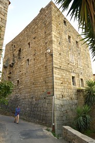 France, Corse-du-Sud (2A), région de Sartène, village de Fozzano, la Torra Vechja dite tour de Colomba (demeure seigneuriale fortifiée) des Carabelli dont Prosper Mérimée parle dans son livre Colomba sur la vendetta