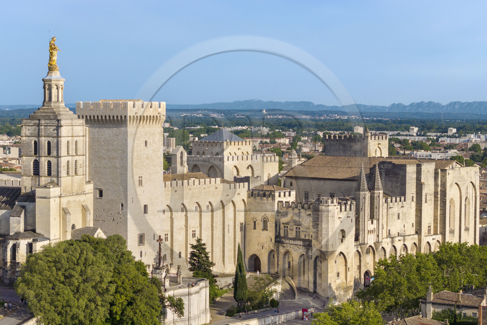 France, Vaucluse (84), Avignon, la cathédrale des Doms et le Palais des Papes classés Patrimoine mondial de l'UNESCO (vue aérienne)
