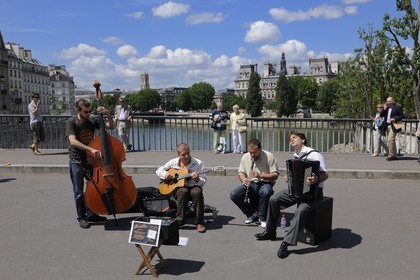 France, Paris (75), île Saint Louis, musiciens sur le Pont Saint-Louis