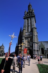 France, Finistère (29), enclos paraoissialde Pleyben, procession Pardon de Saint-Germain l'Auxerrois