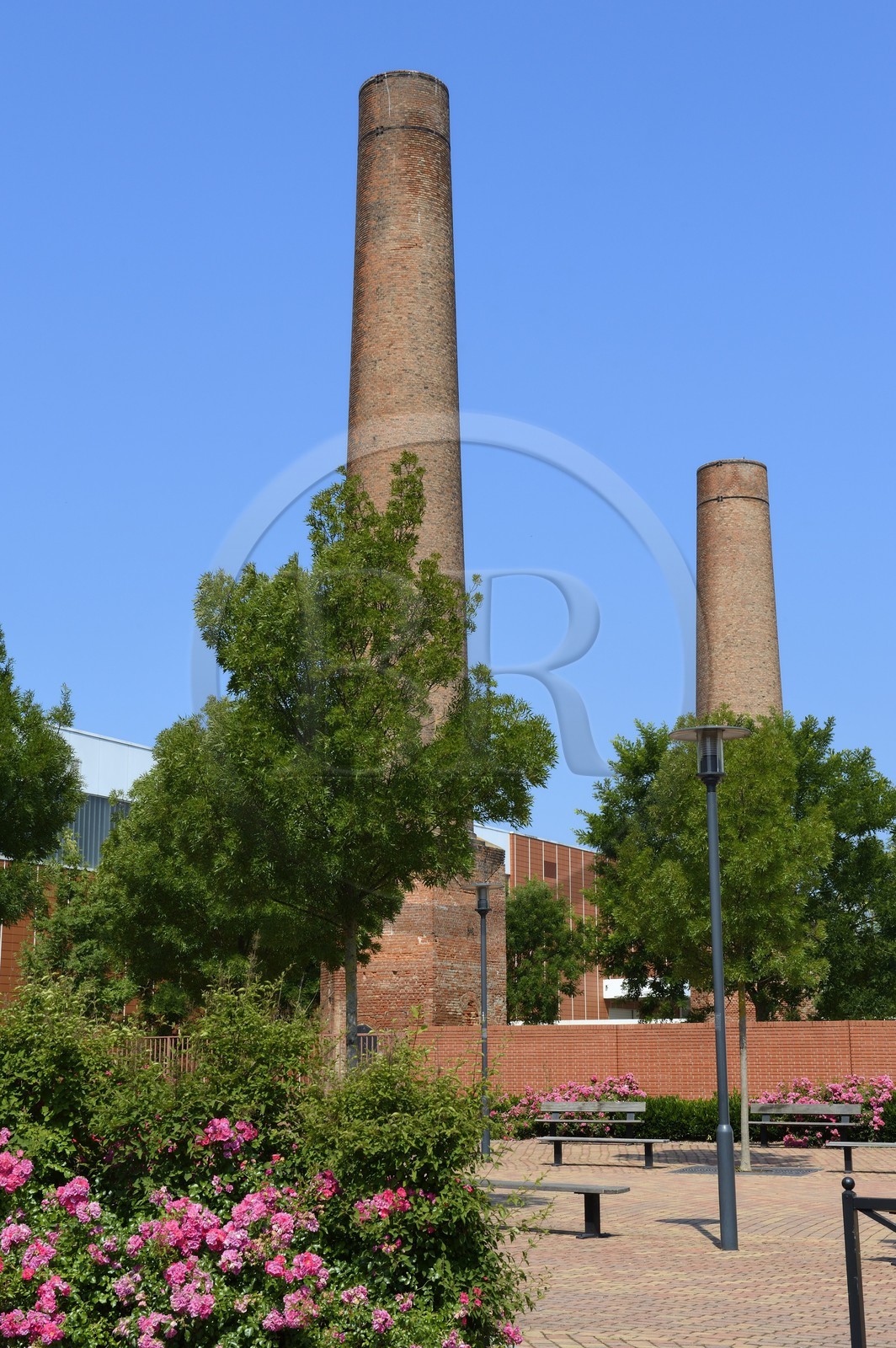 France, Haut-Rhin (68), Mulhouse, cheminées en brique d'anciens batiments industriels dans le quartier de la Mer Rouge